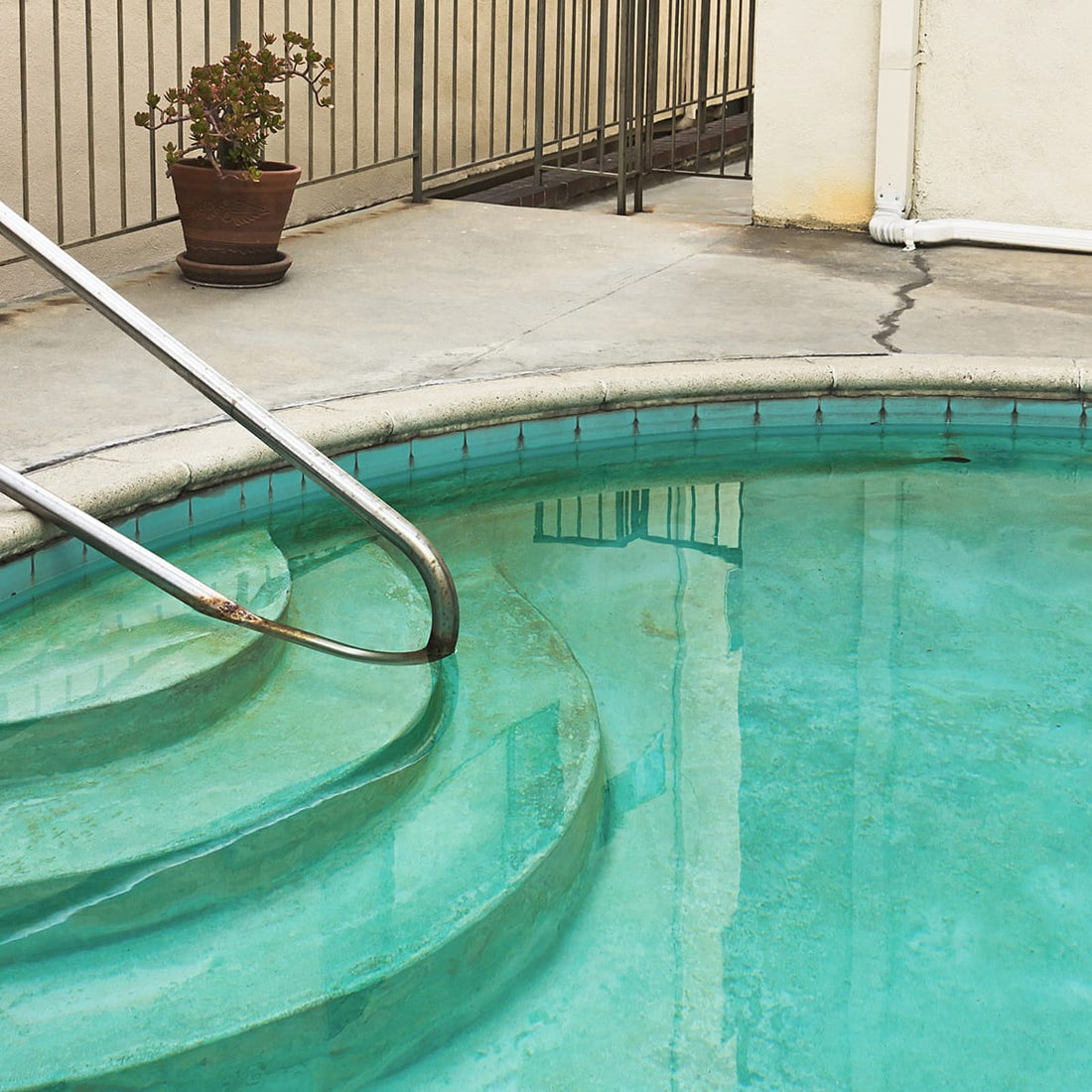 How to Fix Discoloured Pool Water